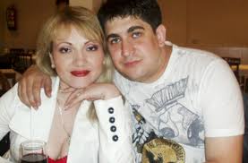 Cu această ocazie, tânărul a fost felicitat de către părinți și în medi. Adriana OchiÈ™anu Despre O PosibilÄƒ CÄƒsÄƒtorie A Fostului Ei SoÈ› Corneliu Botgros