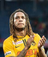 De momento embolo ha vuelto al campo. Vfl Wolfsburg Kevin Mbabu Erhalt Ruckennummer Von Junior Malanda Mopo De