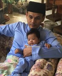 Lisa berdiri terpaku di depan pintu, kaget dan terkejut dengan kenyataan yang dia lihat sedang dan mama kenapa kau harus melakukannya dengan jhoni, anakmu ? 12 Foto Inilah Yusof Leonne Sempena Hari Raya Lisa Surihani Yusry Kru Tayang Wajah Anak Keduanya Viral Purba