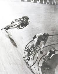 The Thrill Of Racing On A Steeply Banked Track Bahnrad Radrennen Radfahren