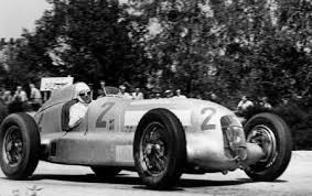 Rudolf Caracciola Driving His Mercedes Benz W25b To Victory In The 1935 French Grand Prix At Montlhery Grand Prix Racing Mercedes Benz Mercedes