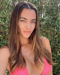 Dok je Alveš u zatvoru, njegova bivša supruga ljubi drugu ženu u usta