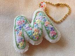 刺繍イニシャルチャーム ｍ iichi ハンドメイド クラフト作品 手仕事品の通販 刺繍 図案 ハンドメイド イニシャル チャーム