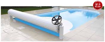 Le volet roulant manuel offre un exceptionnel rapport qualité/prix aux consommateurs recherchant simplicité, sécurité, esthétisme et rapidité d'utilisation pour leur piscine. Volet Hors Sol Manuel 8 X 4