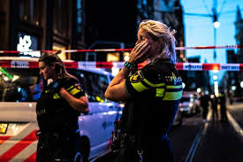 A witness told parool that five gunshots rang out, and that de vries was shot in the head. Aanslag Op Misdaadjournalist Peter R De Vries Dit Is Wat We Nu Weten Peter R De Vries Overleden Hln Be