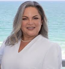 Karen Alba's Instagram, Twitter & Facebook