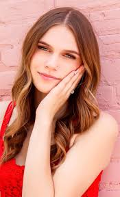 Who can take senior pictures in Midland, Michigan