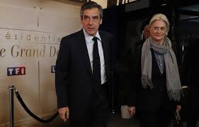 La mise en examen de françois fillon pour de possibles emplois fictifs de sa femme et de ses enfants est tout sauf une surprise mais elle est dans le cas de françois fillon, sa mise en examen reste un boulet, mais ce n'est plus une épée de damoclès, tente de dédramatiser guillaume tabard. Penelope Fillon A Son Tour Mise En Examen