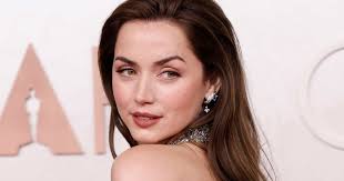 Clara Cervera, experta en belleza: "A partir de los 40, la producción de  colágeno disminuye drásticamente y la piel del contorno de los ojos es la  primera en manifestarlo"