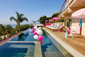 Barbie dreamhouse adventures oyunuyla kendi barbie rüya tasarımınızı oluşturmak için yeni evinize taşının. Barbie Malibu Dreamhouse Is Listed On Airbnb For 60 A Night