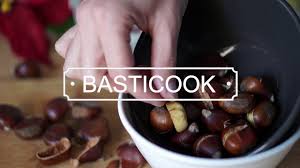 Le castagne al microonde sono un metodo facile e veloce per gustare questo prelibato frutto autunnale, riducendo ulteriormente i tempi di preparazione e se siete alla ricerca di altre deliziose ricette con le castagne non lasciatevi sfuggire questa raccolta con le nostre imperdibili ricette. Castagne Al Microonde Youtube