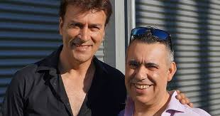 O cantor falou sobre os concertos que tem agendados e sobre o novo disco, mas o que mais marcou a entrevista foi um momento constrangedor que aconteceu relacionado com uma música. Revista Reporter X Editora Schweiz A Entrevista Feita Com O Coracao Nas Maos A Tony Carreira Por Quelhas