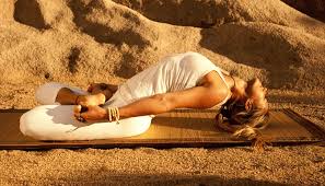 Matsyasana La Postura Del Pez Relajemos Com Posturas De Yoga Yoga Para Dolor De Espalda Ninos Del Yoga