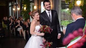 Sposare un perfetto sconosciuto e scoprire soltanto il giorno del fatidico sì che faccia ha: Valido A Tutti Gli Effetti Il Matrimonio A Prima Vista La Stampa
