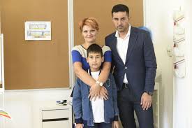 Cununia civilă a fost oficiată ceremonia a fost programată pentru ora 16.00. EmoÈii Pentru Lia OlguÈa Vasilescu Èi Claudiu Manda I Au Dus Pe Cei Doi Copii La ÈcoalÄ Foto