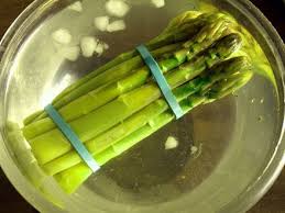 Comment Cuire Les Asperges Vertes Cookismo Recettes Saines Faciles Et Inventives Asperge Verte Recettes Saines Cuire Les Asperges