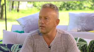 Schobert norbi csütörtök délelőtt kutyasétáltatás után rosszul lett, szentendrei otthonuk előtt összeesett az utcán, majd mentőhelikopterrel kellett kórházba szállítani. Schobert Norbi 24 Hu