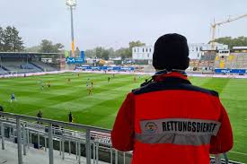 Zweitligist ssv jahn regensburg setzt auf harmonische klänge: Sanitatsdienst Beim Heimspiel Des Sv Darmstadt 98 Gegen Den Ssv Jahn Regensburg