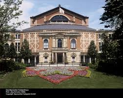 Das bayreuther festspielhaus befindet sich nicht in der innenstadt, sondern auf dem grünen hügel in bayreuth. Festspielstadt Bayreuth Richard Wagner Festspiele