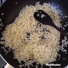 Dal chicco arrotondato di 6,4 mm e ottimo per i piatti come supplì, sartù, timballi e per il riso in bianco. Come Tostare Il Riso Il Segreto Per Un Risotto Perfetto Danicucina