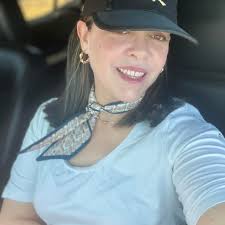 La envidia viene del miedo, la admiración del amor y la decisión de ir de  uno a otro estado es personal. Prefiero admirarte que envidiarte, porque la  admiración trae consigo respeto y