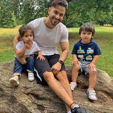 Kareena Kapoor S Son Taimur Enjoys A Playdate With Cousin Inaaya Kemmu In London Hungryboo Celebrity Kids Dating In London Taimur Ali Khan