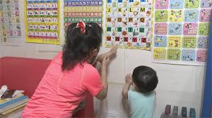 1.加快對個人紓困協助：包括弱勢族群、自營作業者、農漁民生活補貼、遊覽車、計程車駕駛補貼等。 2.加強對產業支持措施：聚焦協助受疫情警戒升至第三級而暫停營業場所及相關受影響產業，立即寬 會紓困貸款方案之申請流程，提升效率。 協助企業維持營運 降低經濟衝擊. Iioyijm L9inxm