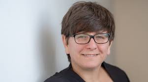 Cydnabod gwyddonydd cyfrifiadureg o Aberystwyth yng ngwobrau Gwyddoniaeth i  Ferched