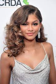 Zendaya Coleman Medium Curls Black Prom Hairstyles Curly Hair Styles Homecoming Hairstyles
