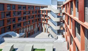 A szakértők szerint ráadásul épp a gigantikus költségvetésű fudan budapesti működése adhatja meg a kegyelemdöfést az autonómiájuktól megfosztott magyar egyetemeknek azzal, hogy elszívja tőlük a hallgatókat és az oktatókat. The Second Affiliated School Of New Jiangwan Of Fudan University Tjad Archdaily