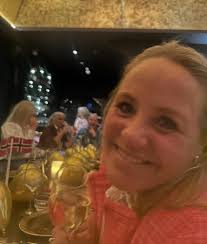 Jeg sklir inn fra høyre og bare nevner at sesong 3 av Farfar har premiere i  dag på @tv2 For en fin gjeng å lage tv med, så mye fjas og gøy.