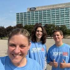 Lisa Comiskey's Instagram, Twitter & Facebook