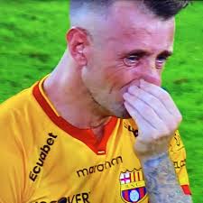 Lamentablemente los jugadores tenemos fecha de vencimiento, al Kitu le  quedarán pocas chances de poder jugar una final y él lo sabe, creo que por  eso las lágrimas. Si yo pudiese elegir,