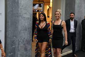 Promocionado simultáneamente con el sencillo un año más. Las Mujeres De Messi Y Suarez Inauguran Zapateria En Barcelona Periodista Digital