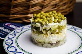 Salatka sledziowa warstwowa z jajkiem i ogorkiem
