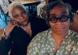 I have the fortunate opportunity to spend some 1:1 time with the  incomparable London based blues siren Kat Pearson. She's so incredibly  talented, funny and kind 💙🎶