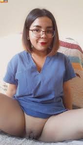 Enana desnuda mostrando sus tetas grandes | ByteAmateur