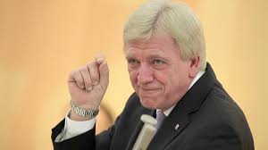 Das sind ehefrau und kinder. Volker Bouffier Papa So Wie Du Sieht Kein Mensch Mehr Aus Welt