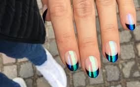 A clássica técnica que deixa a pontinha branca está entre as favoritas das mulheres porque dá impressão cada francesinha de uma cor: Unhas Trend 9 Jeitos De Atualizar A Francesinha Revista Marie Claire Beauty Tudo