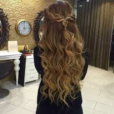 Prom Night Is One Of The Important Events For Every Girl On This Night They Do Not Leave Any Single Matter To Look Them Beautif Cabelo Longo Ideias De Penteado