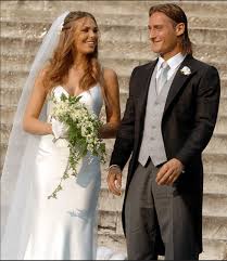 Ogni volta che sale all'altare una coppia di vip, gli occhi ovviamente sono puntati sulla sposa e sul suo abito. Abiti Da Sposa Delle Star Quelli Che Ci Hanno Fatto Sognare