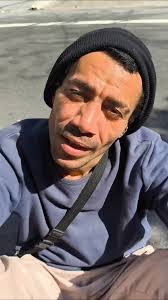 Pq a vida de quem mora nas ruas incomoda? Pq se culpa os mais pobres pela  sua pobreza? Há seres humanos morando nas ruas com seus amores, dores,  violências sofridas, traumas, sobreviventes, sorriem, ...