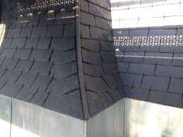 Brisis En Ardoise Naturelles Www Toiturecastro Com Couverture Toiture Cheminee Exterieur Toiture Ardoise