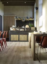 our original elegant natural oak laminate floor feels right at home in this rustic interior with indust boerenkeuken decor kleine keuken ontwerpen houten vloer
