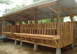 Anda bisa menggunakan material papan kayu, batang bawah bambu yang sudah dibelah menjadi empat. Kandang Kambing Modern Pengaruhi Perkembangan Penggemukan