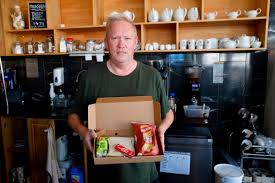 Reform council chief threatens to report café owner who fed kids for free  to police - The Mirror
