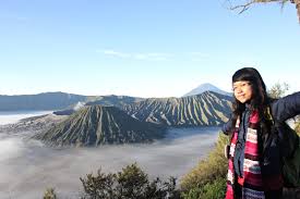 Hasil gambar untuk foto traveling di atas gunung