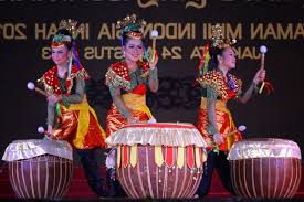 Tari ini di tarikan oleh penari pria dan wanita dengan diiringi oleh alat musik tifa dan wakhu. Tari Archives Laman 3 Dari 5 Hello Indonesia