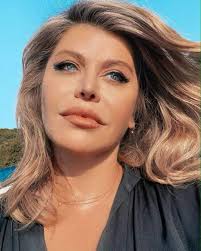 Singer, actress, tv hostess and mother, loredana began her career in the city of onesti, city famous for gymnastics. Loredana Groza ApariÈ›ie De Infarct FÄƒrÄƒ Lenjerie IntimÄƒ Jurata De La X Factor A ImbrÄƒcat Cea Mai Sexy Rochie Pentru O Noapte De DistracÈ›ie Foto Spynews Ro