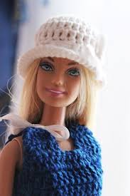 Kostenlose Hakelanleitung Fur Barbie Kleid Und Hut Barbie Barbie Kleider Kleidung Hakeln Puppenkleidung Hakeln